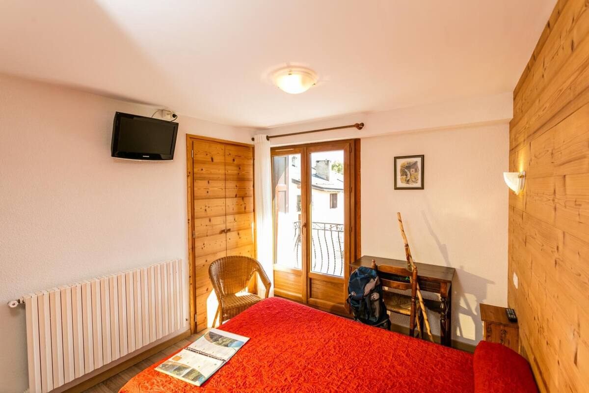 desk, soundproofing, cots/infant beds, free wifi