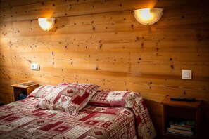Meja kerja, kedap suara, dan tempat tidur bayi (biaya tambahan)