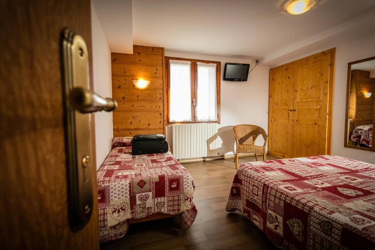 desk, soundproofing, cots/infant beds, free wifi