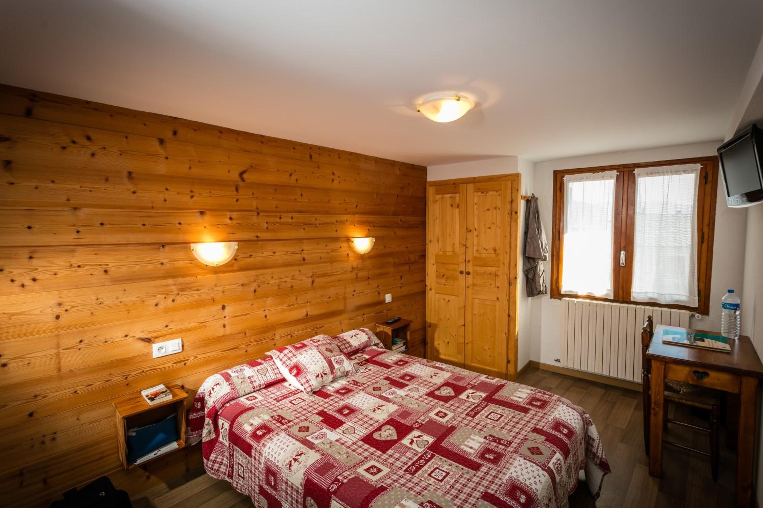 desk, soundproofing, cots/infant beds, free wifi