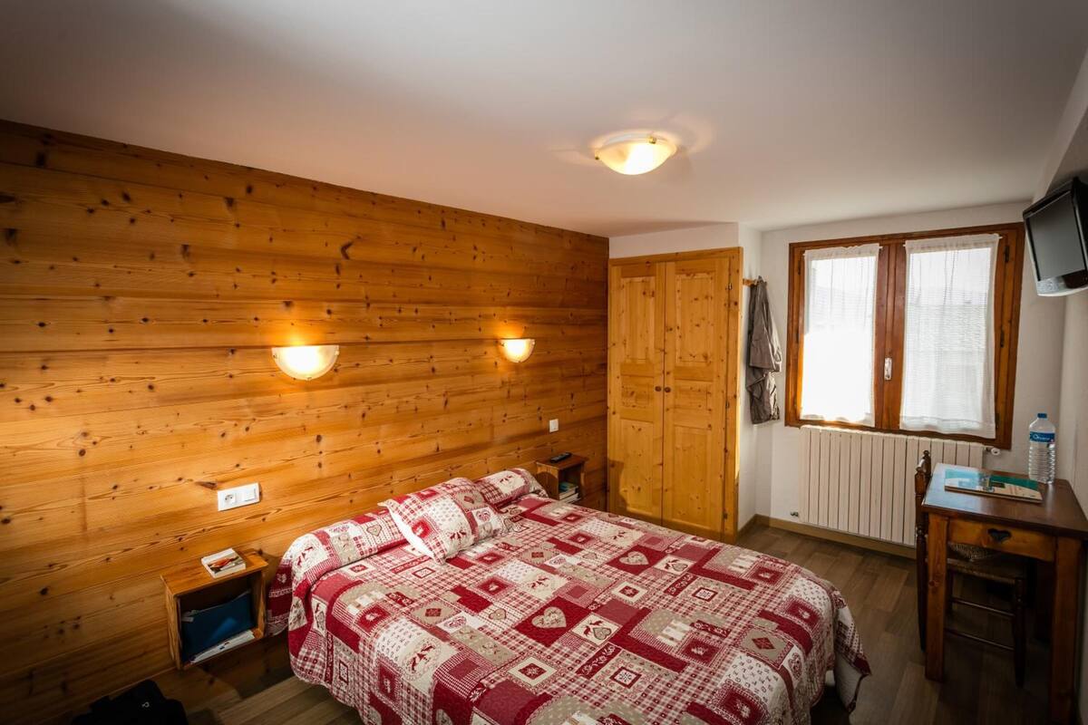 desk, soundproofing, cots/infant beds, free wifi