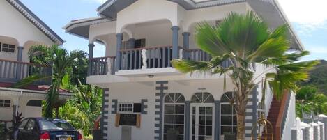 Façana frontal de l'allotjament