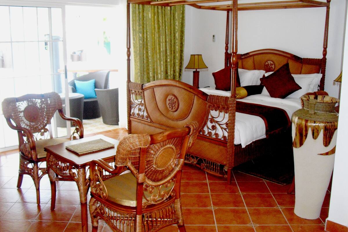 Suite, 1 Bedroom, Poolside | Minibar, in-room safe, cribs (free), rollaway beds (surcharge)