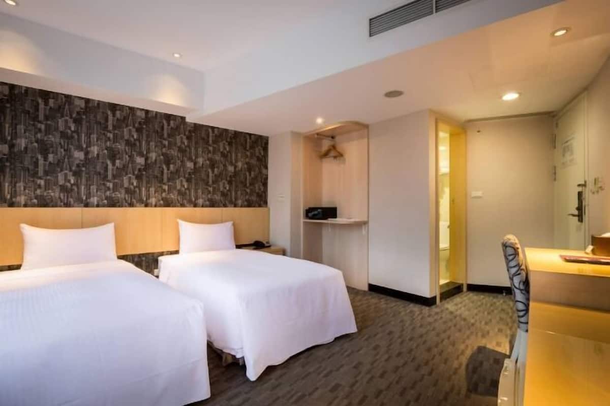 1 bedroom, in-room safe, desk, blackout curtains