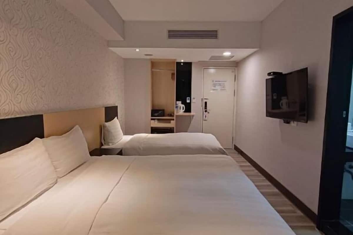 1 dormitorio, caja fuerte, escritorio y cortinas opacas