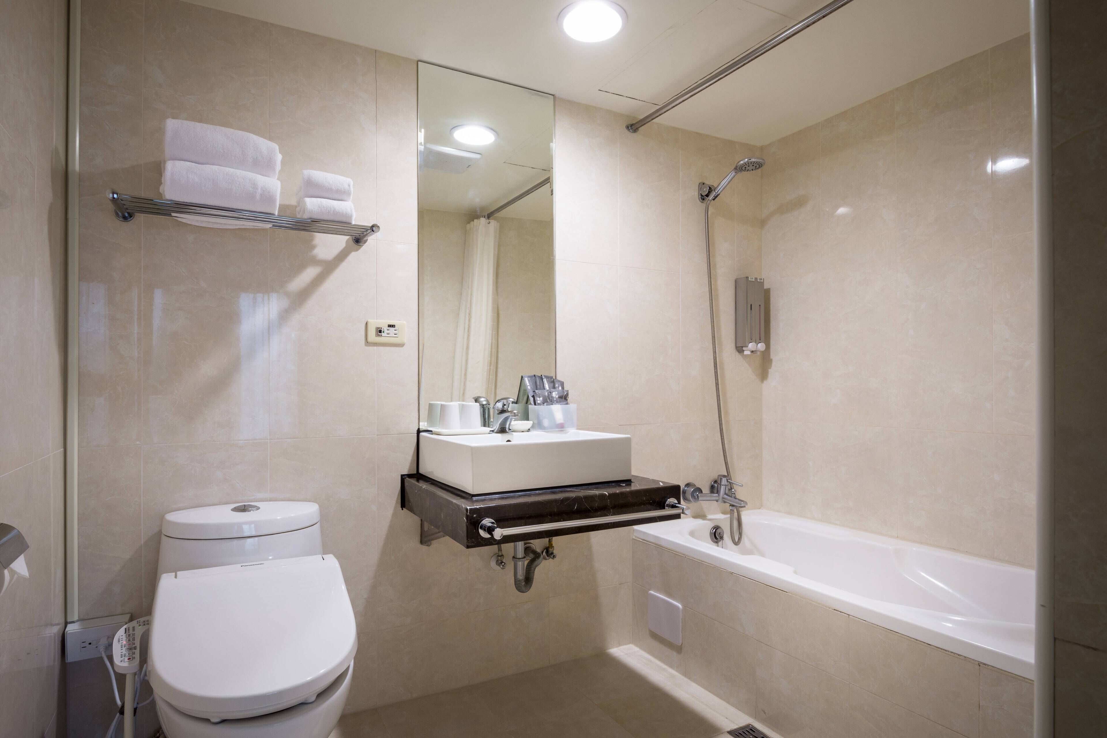business room, 1 double bed | bathroom | free toiletries, hair dryer, slippers, towels