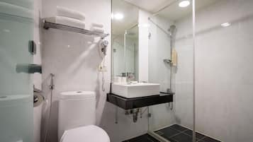 Business Twin Room, 2 Twin Beds | Bathroom | Free toiletries, hair dryer, slippers, towels