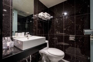 Business-Zweibettzimmer, 2 Einzelbetten | Badezimmer | Kostenlose Toilettenartikel, Haartrockner, Hausschuhe, Handtücher
