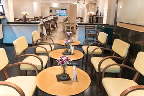 2 restaurants, breakfast served - Summit Hotel Monaco (Guarulhos)