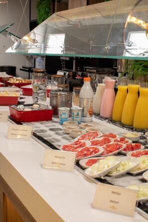 2 restaurants; breakfast, lunch, and dinner served - Summit Hotel Monaco (Guarulhos)