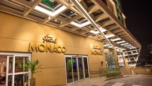 El exterior del Hotel Monaco, con su nombre exhibido en la fachada.