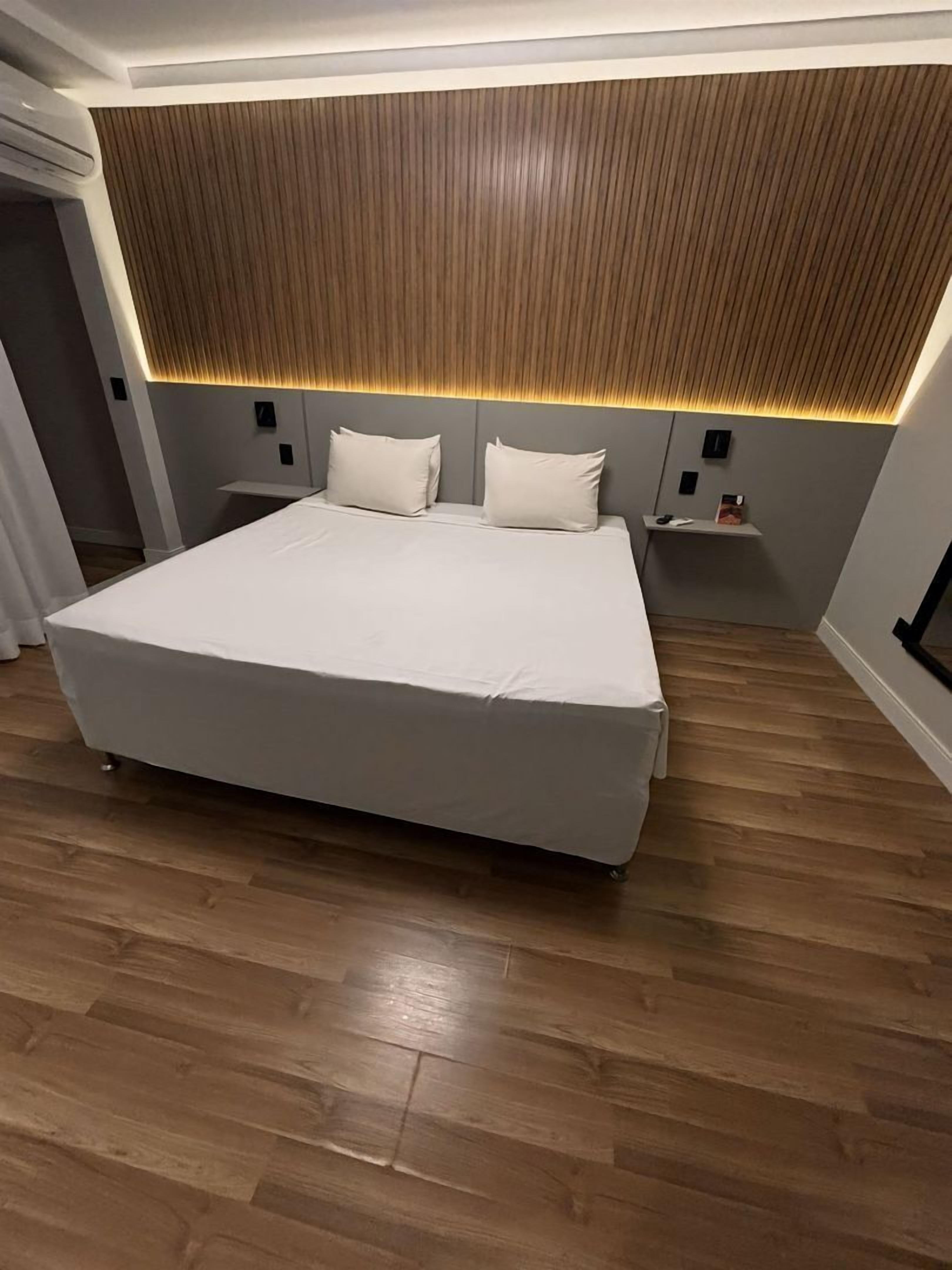 Premium Studio Suite | Minibar, in-room safe, desk, blackout curtains