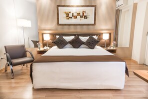 Executive Suite | Minibar, in-room safe, desk, blackout drapes - Summit Hotel Monaco (Guarulhos)