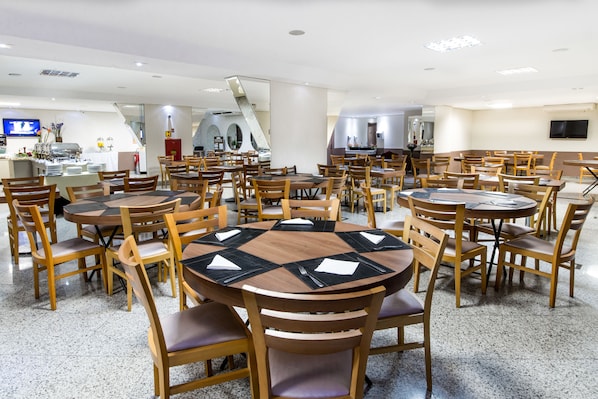 2 restaurants, breakfast served