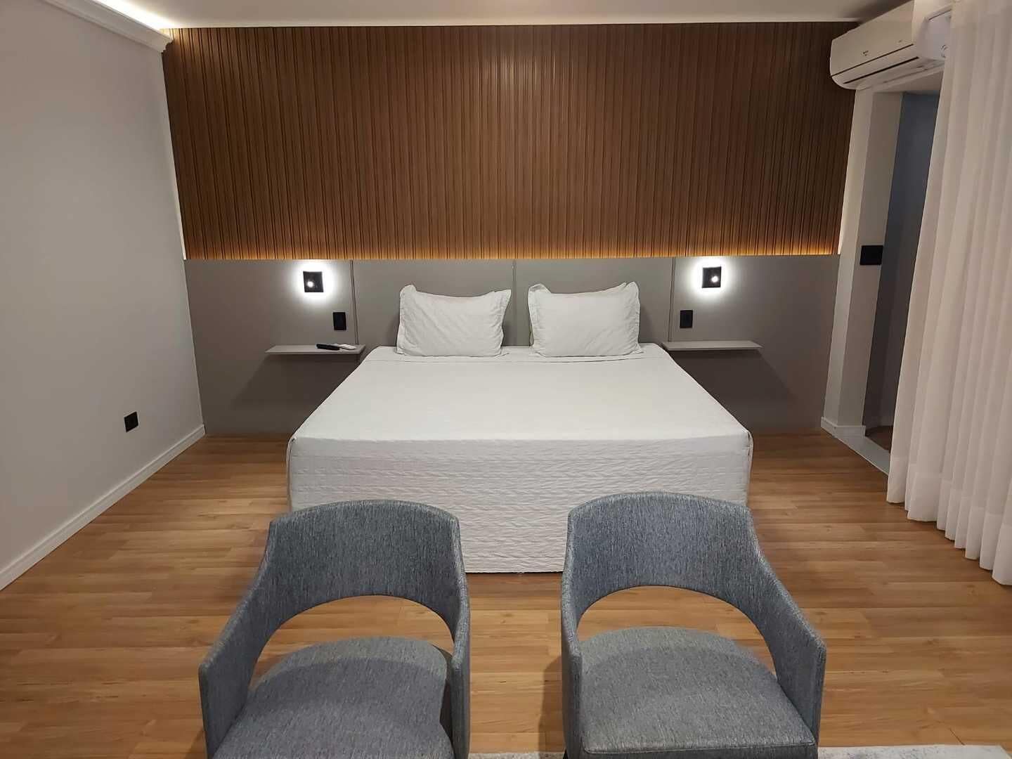 Minibar, caja de seguridad en la habitación y escritorio 