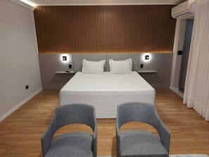 Suite Premium, 1 cama de matrimonio | Minibar, caja fuerte, escritorio y cortinas opacas