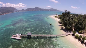 ใกล้ชายหาด, ทรายสีขาว, เก้าอี้อาบแดด, ร่มชายหาด