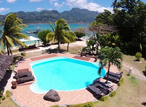 Piscina externa, guarda-sóis, espreguiçadeiras