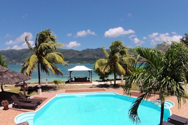 Utendørsbasseng, bassengparasoller og solsenger