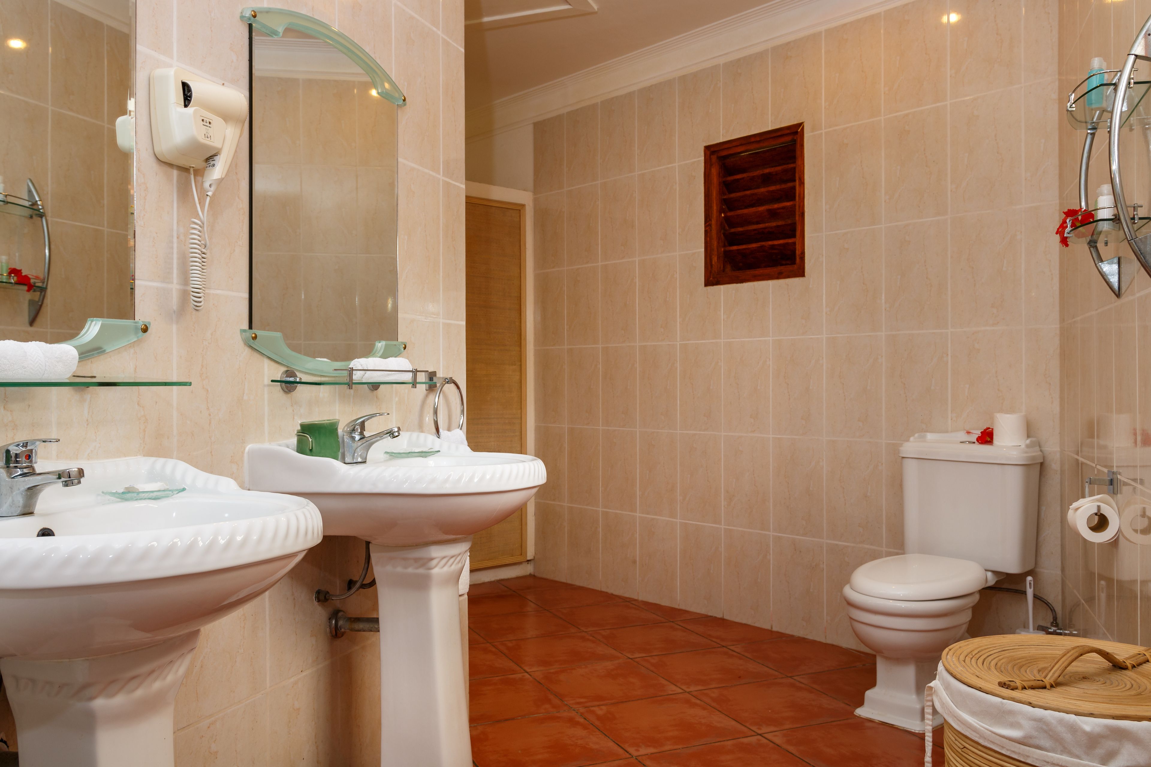 junior double room | bathroom | bathtub, free toiletries, hair dryer, bidet