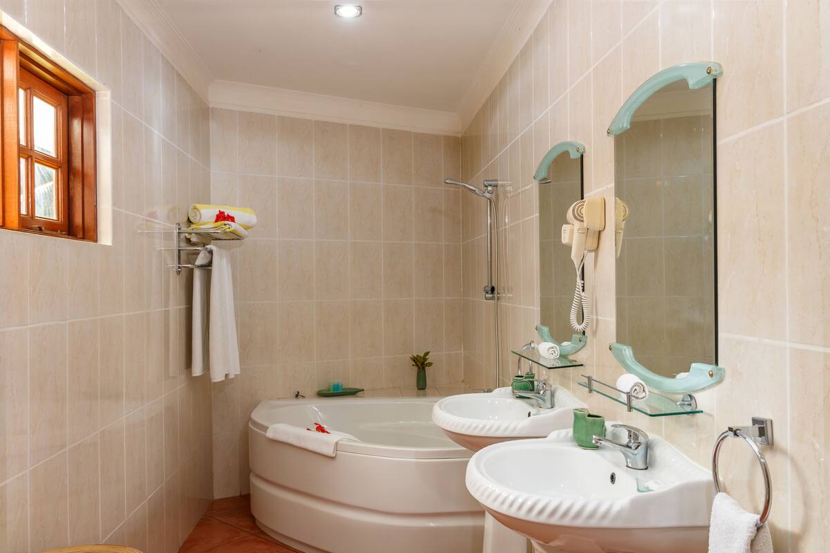 junior double room | bathroom | bathtub, free toiletries, hair dryer, bidet