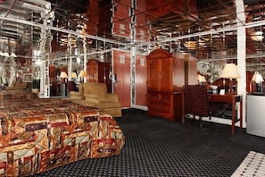 Standard Room, 1 King Bed, Smoking, Jetted Tub