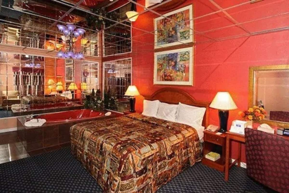 Quarto, 1 cama King, para não fumantes, banheira de hidromassagem | Cortinas blackout, quartos à prova de som, Wi-Fi de cortesia
