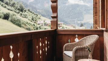 Deluxe-Doppelzimmer, Balkon, Bergblick | Terrasse/Patio