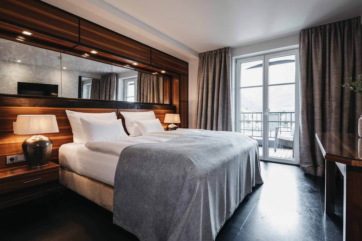 Suite, jet tub | Seprai antialergi, minibar, brankas, dan meja kerja