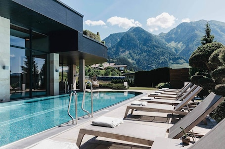 Una piscina techada, una piscina al aire libre, camas de piscina gratis