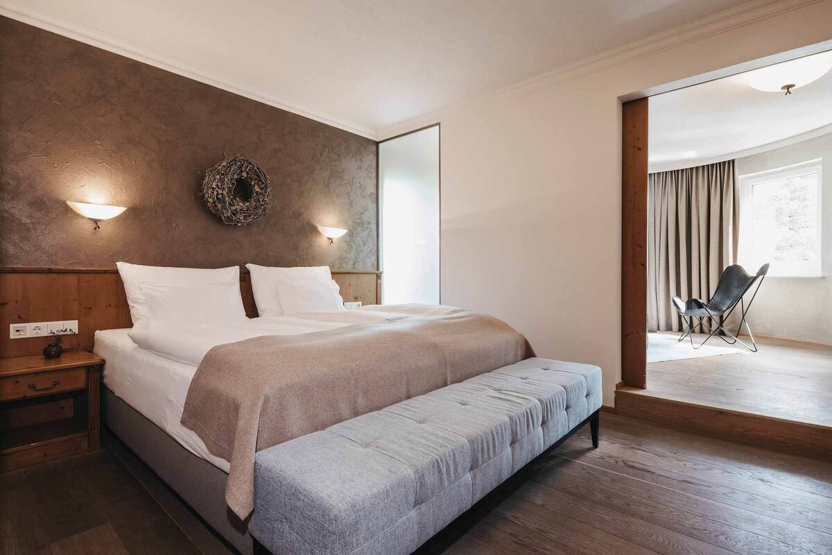 Kamar Double Junior, menara | Seprai antialergi, minibar, brankas, dan meja kerja