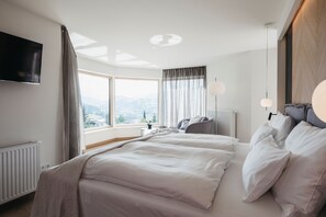 Hypo-allergenic bedding, minibar, in-room safe, individually decorated