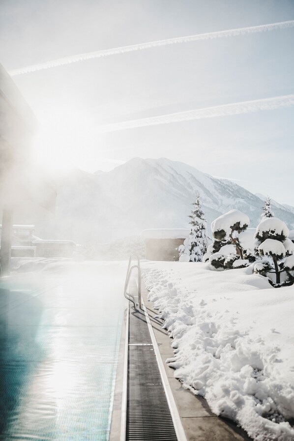 Una piscina techada, una piscina al aire libre, camas de piscina gratis