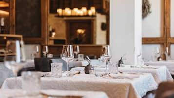 Petit-déjeuner et dîner servis sur place, vue sur la piscine 