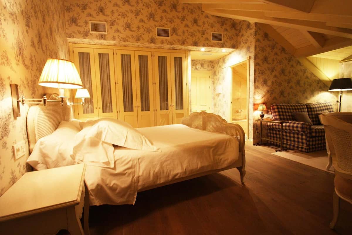 1 bedroom, premium bedding, memory-foam beds, in-room safe