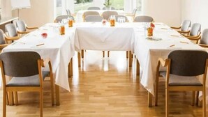 A conference room with a long table, chairs, and a white tablecloth. - Belmont (Imst)