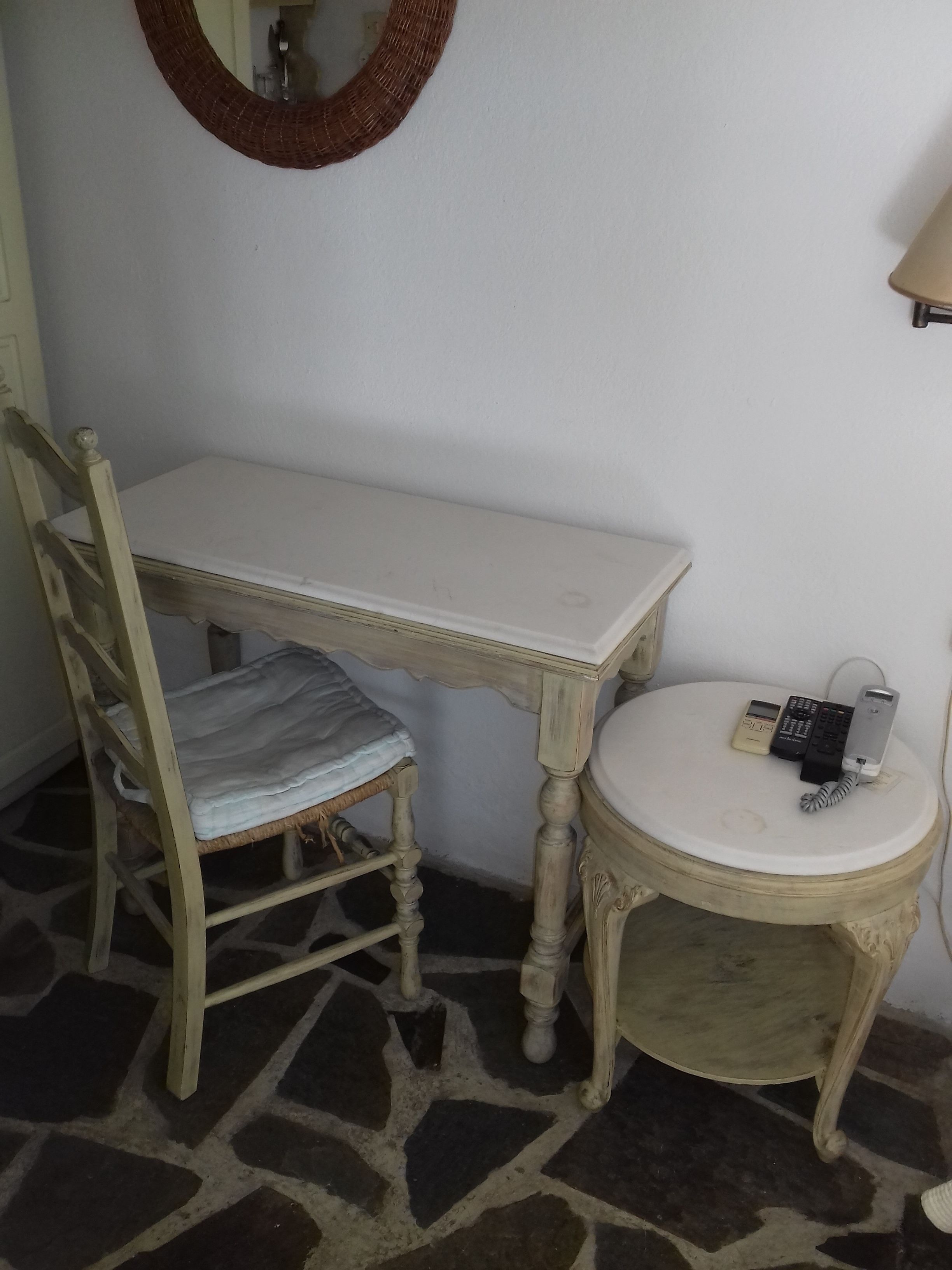 economy single room | living area | 32-inch flat-screen tv with satellite channels, tv