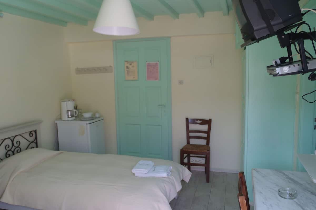 Premium bedding, in-room safe, iron/ironing board, bed sheets