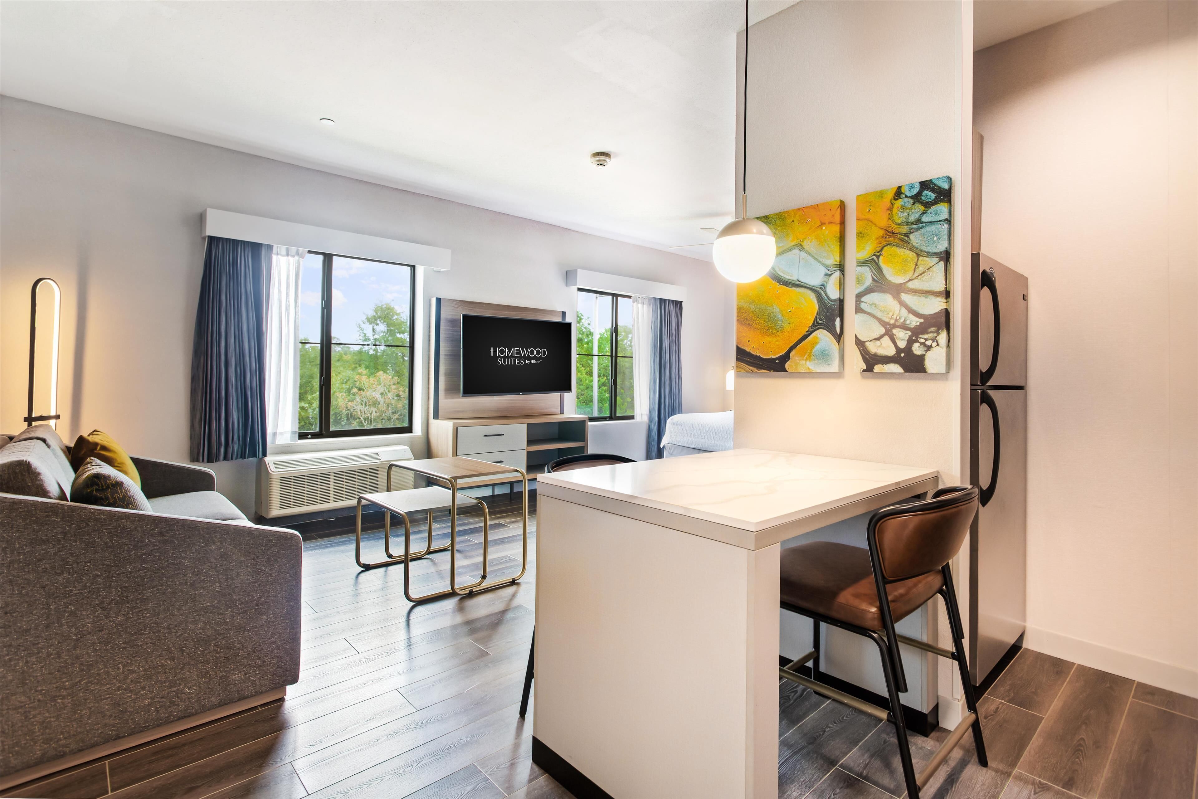 Studio suite king | Living area | 32-inch plasma TV with cable channels, TV