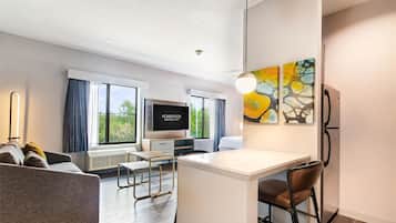 Studio suite king | Living area | 32-inch plasma TV with cable channels, TV