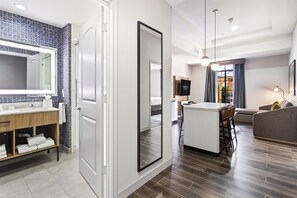 Suite, 1 dormitori, no fumadors | Sala d'estar | Televisor de plasma de 32 polzades amb canals per cable i televisor 