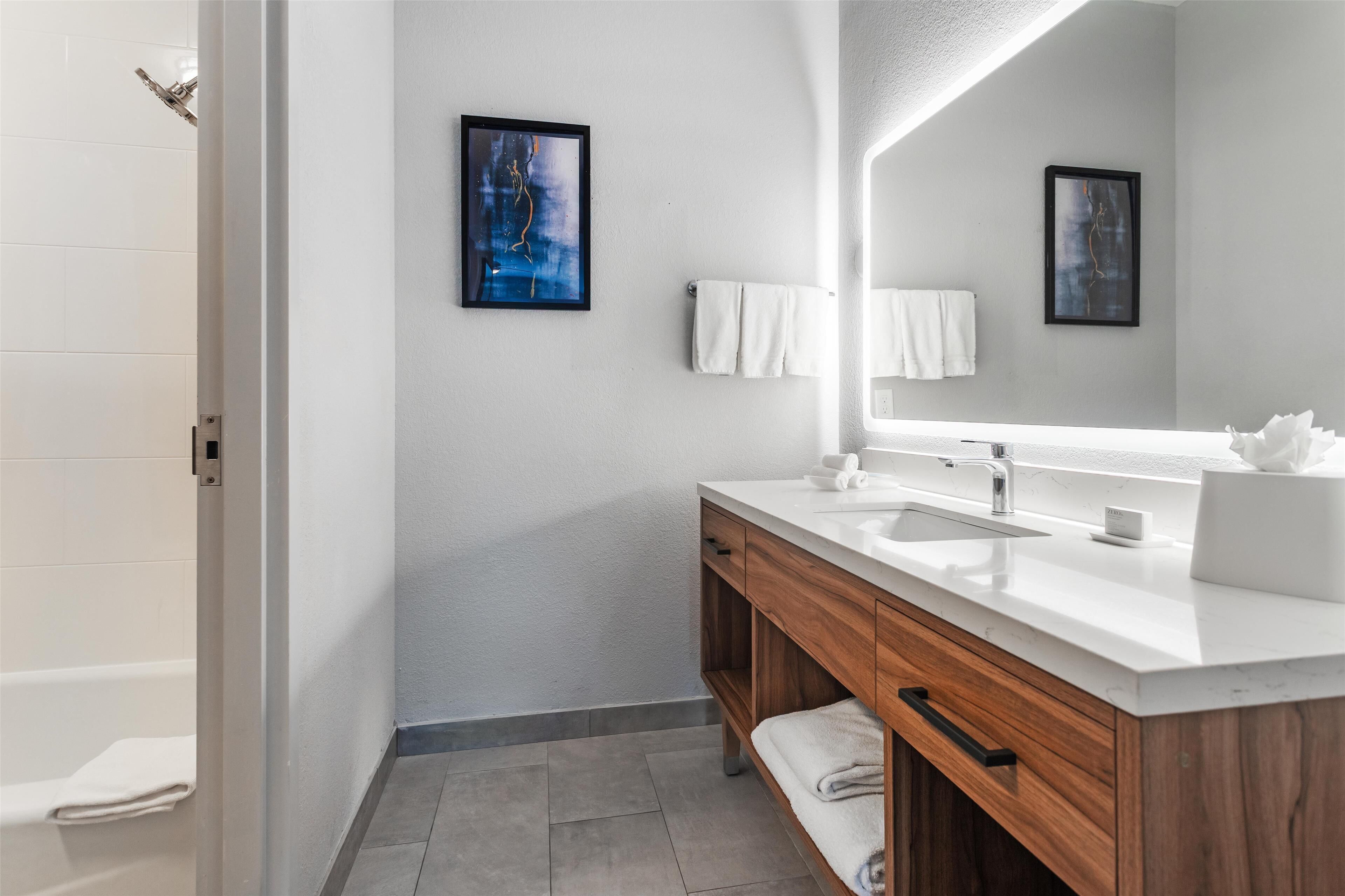 suite, non smoking | bathroom | hair dryer, towels