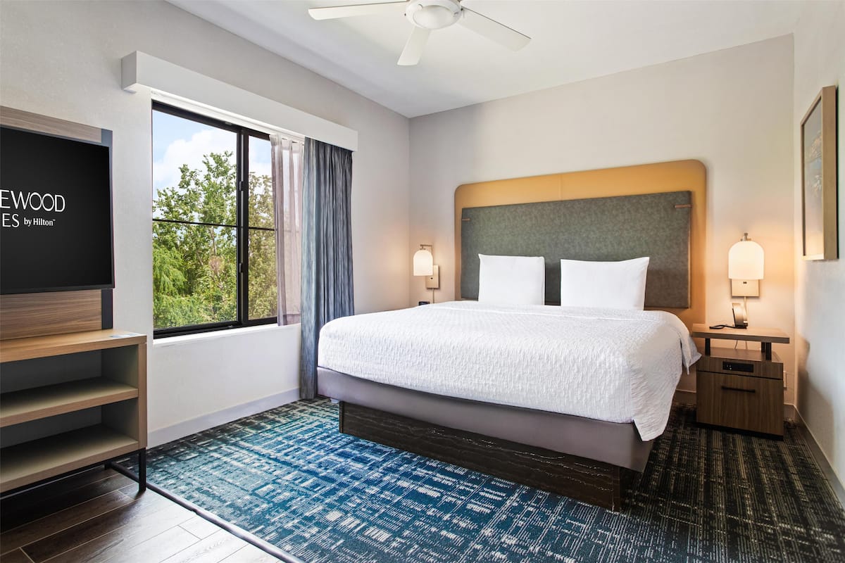 Studio suite king | In-room safe, desk, blackout drapes, iron/ironing board
