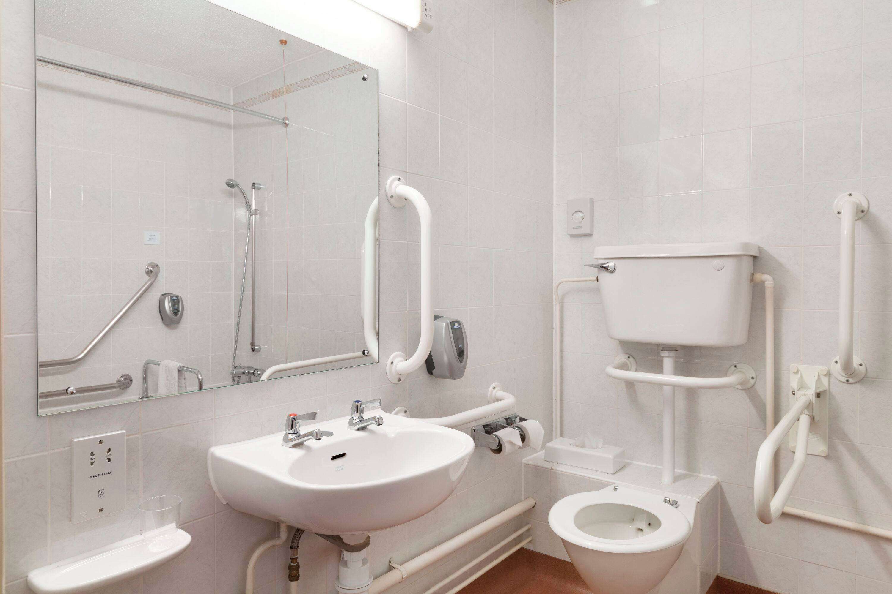 combined shower/bathtub, eco-friendly toiletries, hair dryer, towels