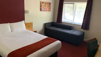Habitación, 1 cama matrimonial y sofá cama, para no fumadores | Escritorio, cunas gratuitas, wifi gratis y ropa de cama