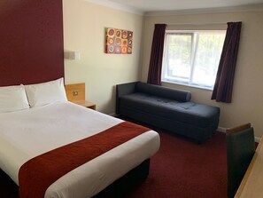 Desk, free cots/infant beds, free WiFi, bed sheets - Days Inn by Wyndham Southampton Rownhams (Southampton)