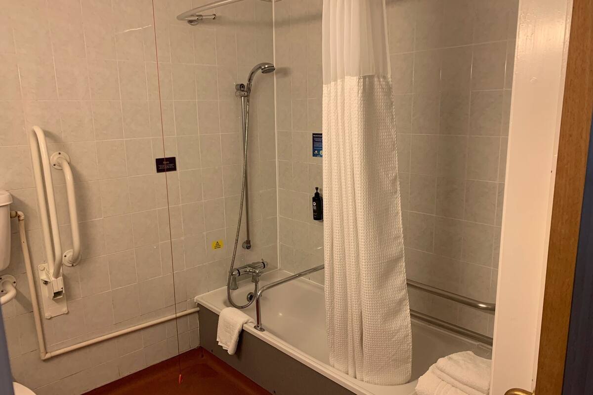 room, 2 single beds, mobility accessible, non smoking | bathroom | combined shower/bathtub, eco-friendly toiletries, hair dryer, towels