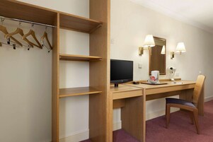 Escritorio, cunas gratuitas, wifi gratis y ropa de cama 