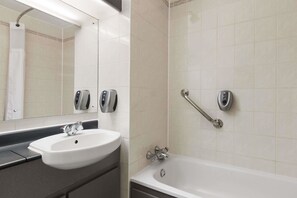 Ensemble baignoire-douche, articles de toilette écologiques