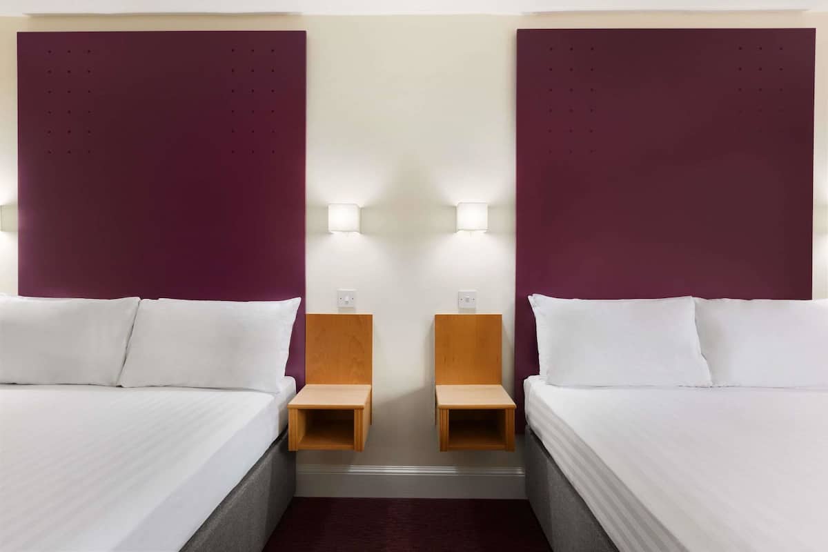Ropa de cama de alta calidad, escritorio, cunas gratuitas y wifi gratis